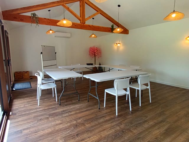 salle de réception de groupe toute équipée avec tables, chaises, vidéoprojecteur, wifi, cuisine équipée