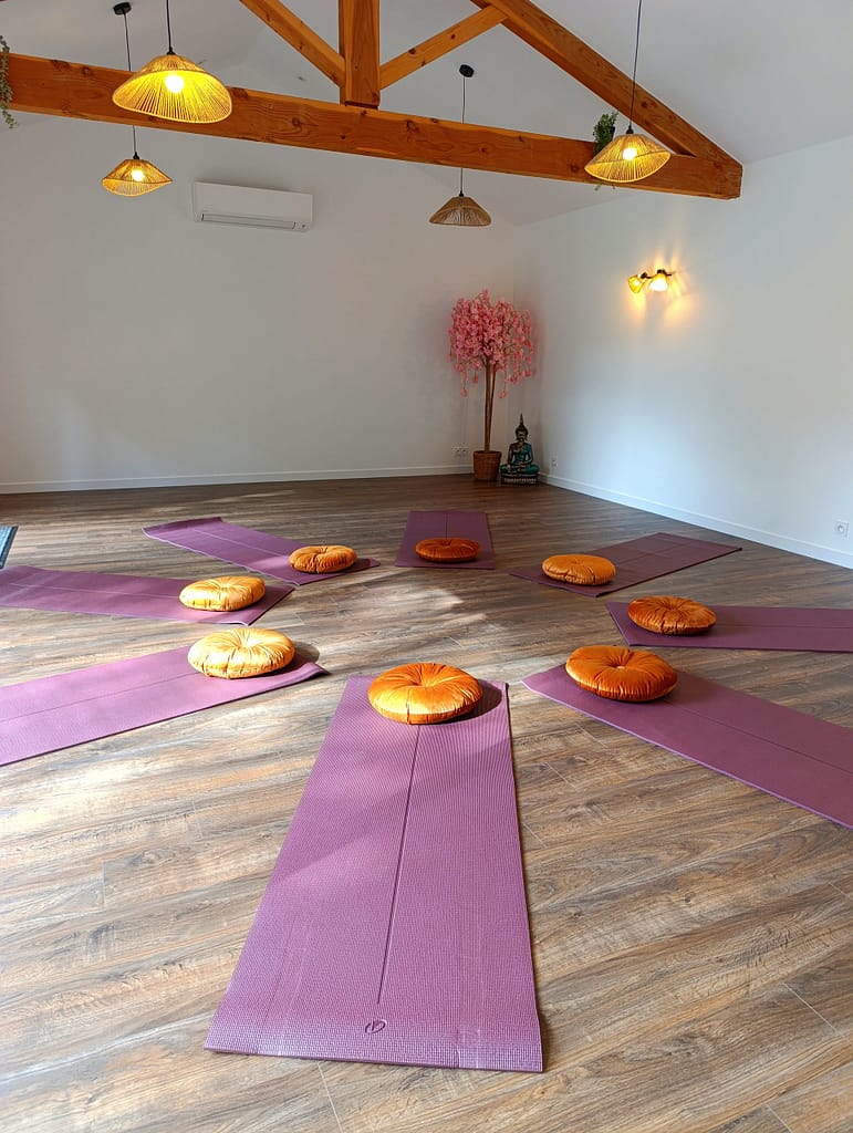 Cette photo montre une salle de réception lumineuse et conviviale, idéale pour les évènements d'entreprise, les séminaires, les ateliers bien-être ou le coworking. L'espace comprend un vidéoprojecteur, de grandes tables modulables, des chaises confortables, ainsi qu'un coin détente avec canapés. Une cuisine entièrement équipée permet d'organiser des pauses cafés ou des repas sur place. L'ambiance chaleureuse et professionnelle crée un cadre propice à la collaboration et à la créativité