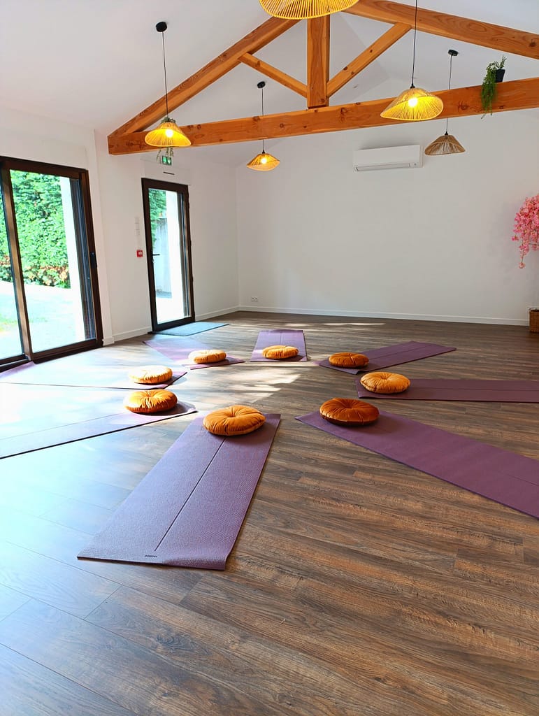 Cette photo montre une salle de réception lumineuse et conviviale, idéale pour les évènements d'entreprise, les séminaires, les ateliers bien-être ou le coworking. L'espace comprend un vidéoprojecteur, de grandes tables modulables, des chaises confortables, ainsi qu'un coin détente avec canapés. Une cuisine entièrement équipée permet d'organiser des pauses cafés ou des repas sur place. L'ambiance chaleureuse et professionnelle crée un cadre propice à la collaboration et à la créativité