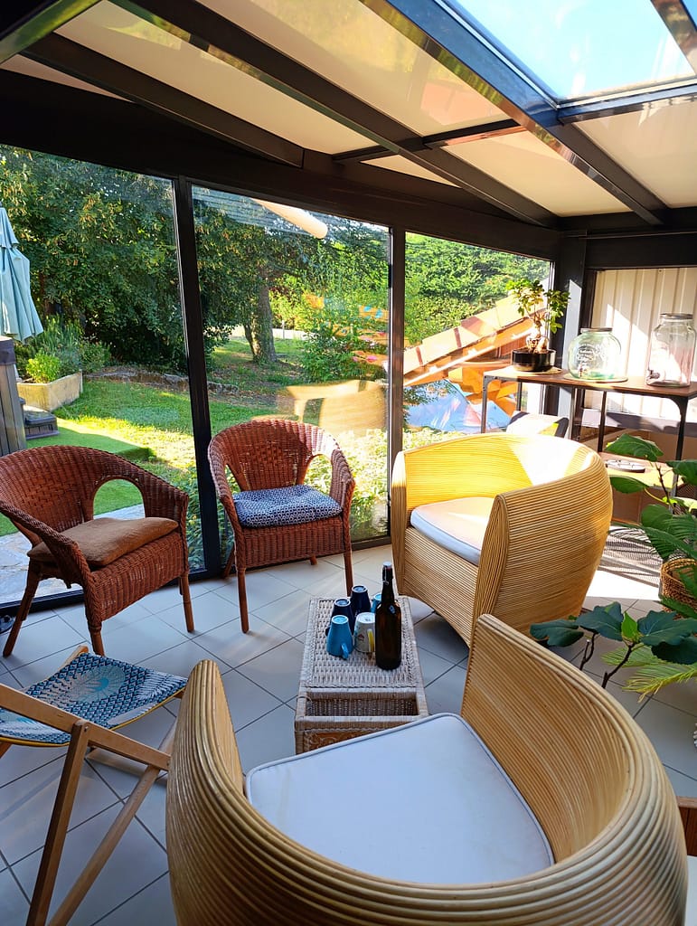 Cette photo montre l'espace détente proposé avec la salle de réception TAO